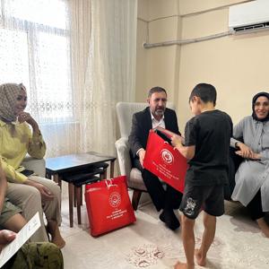 İl Müdürümüz Sayın Aydın POLAT, AK Parti İl Başkan Yardımcımız Sayın Rümeysa Yücedağ ile birlikte, 30 Haziran Koruyucu Aile Günü kapsamında kıymetli koruyucu ailelerimizi evlerinde ziyaret etti. - fotoğraf 2