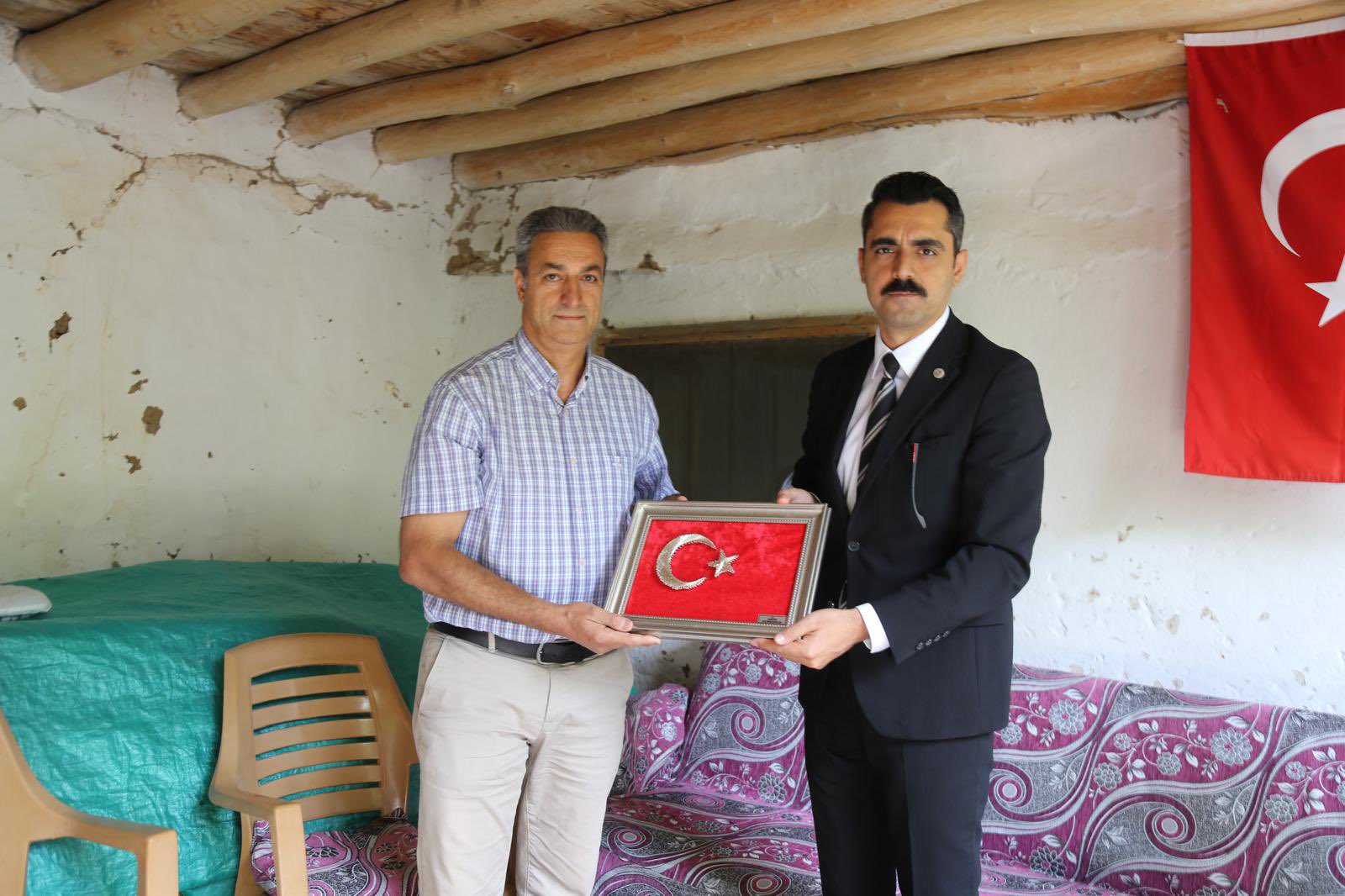 Pertek Kaymakamımız Sn. Yusuf Ziya YAKTI ve Kuruluş Müdürümüz Mahmut AKTAŞ, aziz şehidimiz Gürsel Can’ın kıymetli ailesini ve kahraman gazimiz Erkan Yarıcı’yı ziyaret etti.