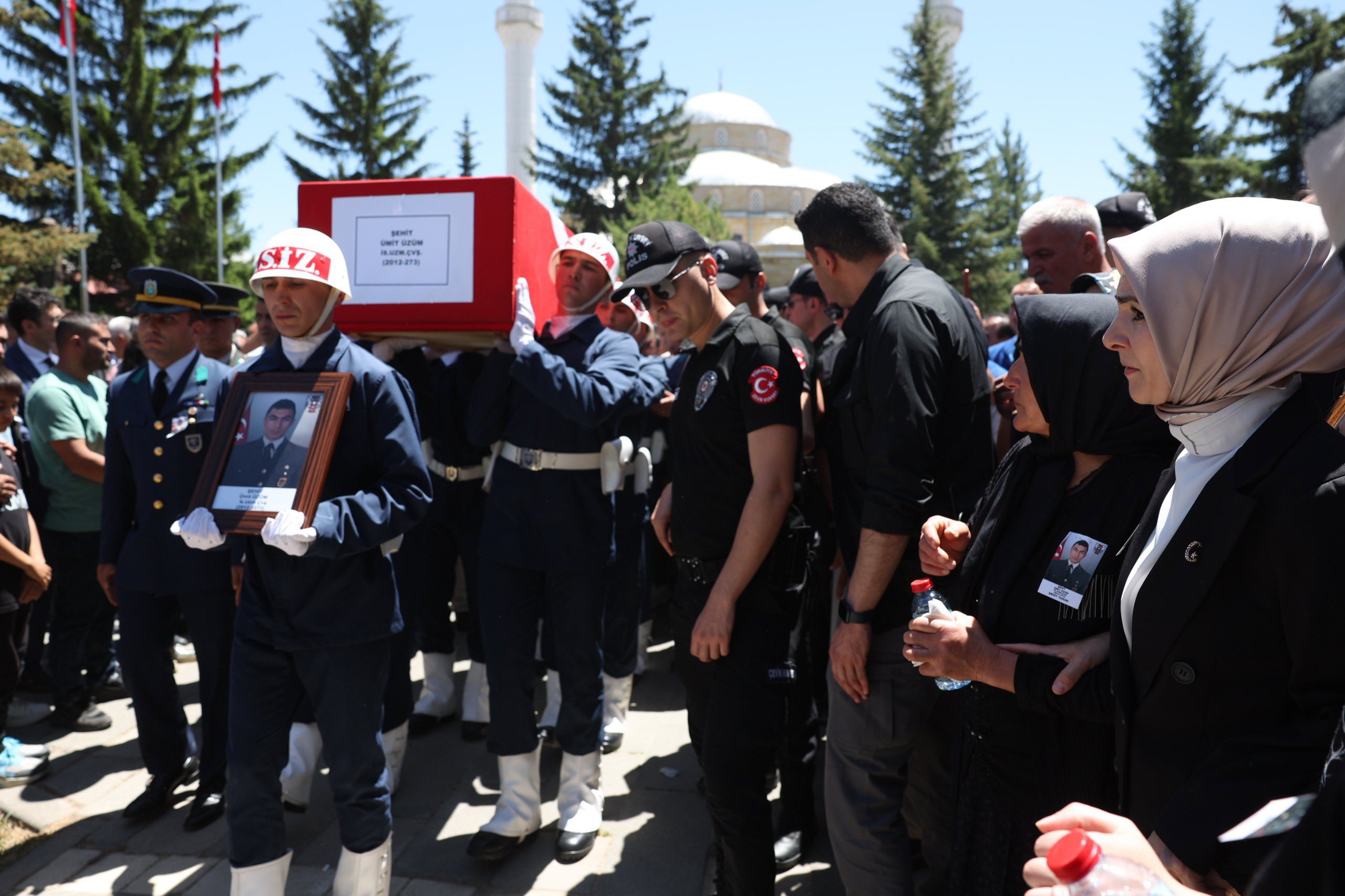 Bakanımız Sayın Mahinur Özdemir Göktaş, Pençe-Kilit Harekât Bölgesinde Şehit Olan Kahraman Mehmetçiklerimizden Ümit Üzüm’ün Kayseri’deki Cenaze Törenine Katıldı - fotoğraf 4