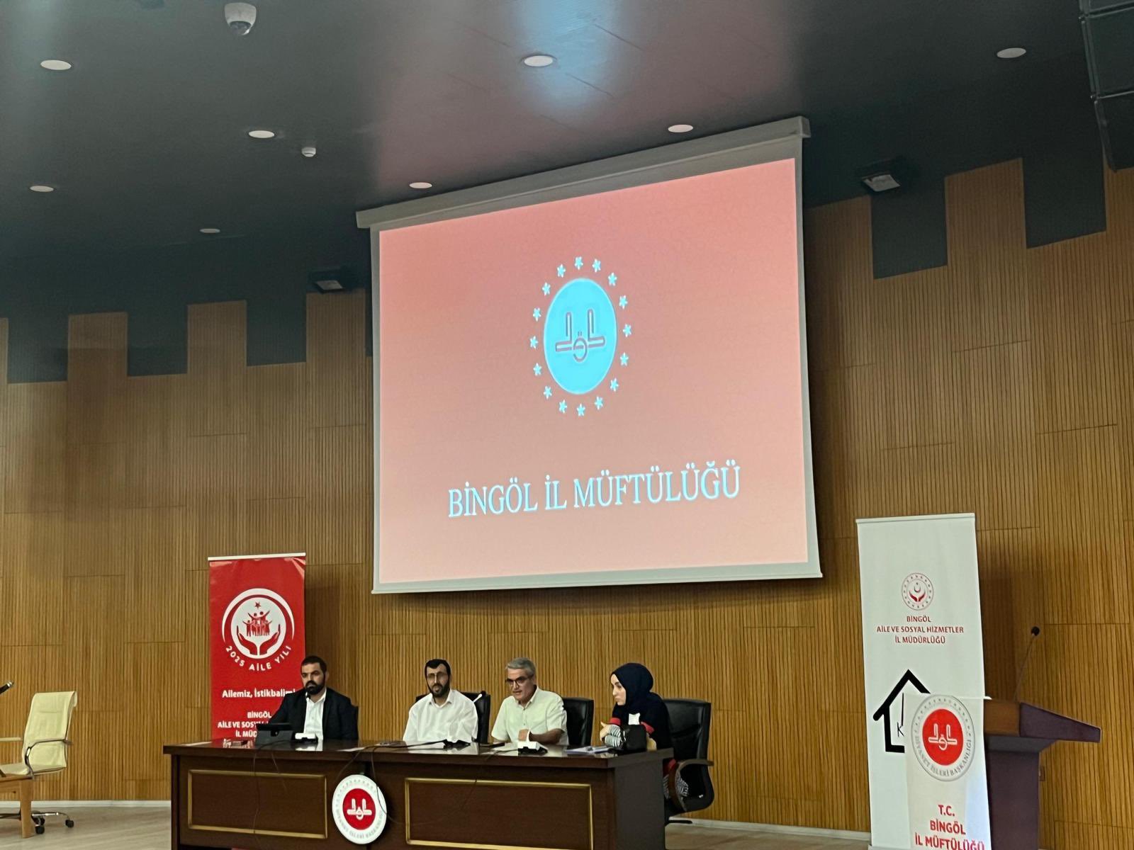 30 Haziran Koruyucu Aile günü münasebetiyle Bingöl İl Müftülüğü bünyesinde ‘ Bir Yetime Aile Olmak ’ temalı panel düzenlenmiştir.