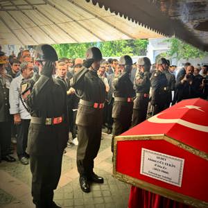 Pençe-Kilit Harekât Bölgesi’nde Şehit Olan Piyade Sözleşmeli Er Ahmet GÜLTEKİN Dualarla Son Yolculuğuna Uğurlandı - fotoğraf 1