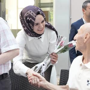 Bakanımız Sn. Mahinur ÖZDEMİR GÖKTAŞ, Zeytinburnu Semiha Şakir Huzurevi’nde Kıymetli Büyüklerimizi Ziyaret Etmiştir - fotoğraf 1