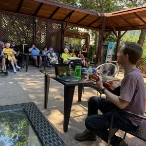 İl Müdürlüğümüze Bağlı Kuruluşumuz Etiler Huzurevi Sakinlerimiz, Avustralyalı Müzik Eğitmeni ile Müzikli Terapi Gerçekleştirdi - fotoğraf 3