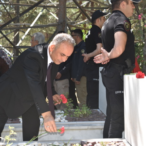 15 Temmuz Demokrasi ve Milli Birlik Günü dolayısıyla Şehitlik'te tören düzenlendi. Törende, Valimiz Mehmet Ali Özkan, İl Müdürümüz Arif Topal ve il protokolü hazır bulundu. - fotoğraf 5