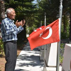 15 Temmuz Demokrasi ve Milli Birlik Günü dolayısıyla Şehitlik'te tören düzenlendi. Törende, Valimiz Mehmet Ali Özkan, İl Müdürümüz Arif Topal ve il protokolü hazır bulundu. - fotoğraf 2