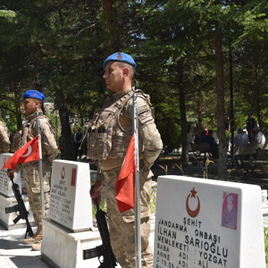 15 Temmuz Demokrasi ve Milli Birlik Günü dolayısıyla Şehitlik'te tören düzenlendi. Törende, Valimiz Mehmet Ali Özkan, İl Müdürümüz Arif Topal ve il protokolü hazır bulundu. - fotoğraf 4