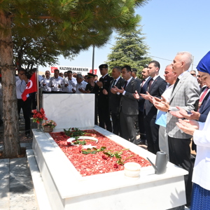 15 Temmuz Şehidi Muhammed Yalçın'ın Ailesi ve Kabri Ziyaret Edildi - fotoğraf 1