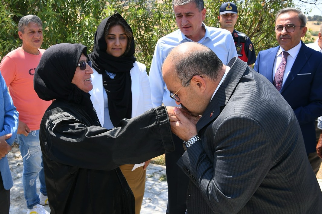 2025 #AileYılı kapsamında; 15 Temmuz Demokrasi ve Millî Birlik Günü vesilesiyle Valimiz Sayın İsmail USTAOĞLU ve İl Müdürümüz Sayın Emine BÖÇKÜN, Aziz Şehidimiz Turgut SOLAK’ın Kıymetli Ailesini ve Kabrini Ziyaret Etti.