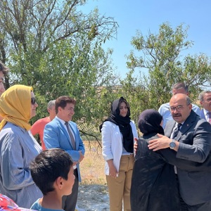 2025 #AileYılı kapsamında; 15 Temmuz Demokrasi ve Millî Birlik Günü vesilesiyle Valimiz Sayın İsmail USTAOĞLU ve İl Müdürümüz Sayın Emine BÖÇKÜN, Aziz Şehidimiz Turgut SOLAK’ın Kıymetli Ailesini ve Kabrini Ziyaret Etti. - fotoğraf 5