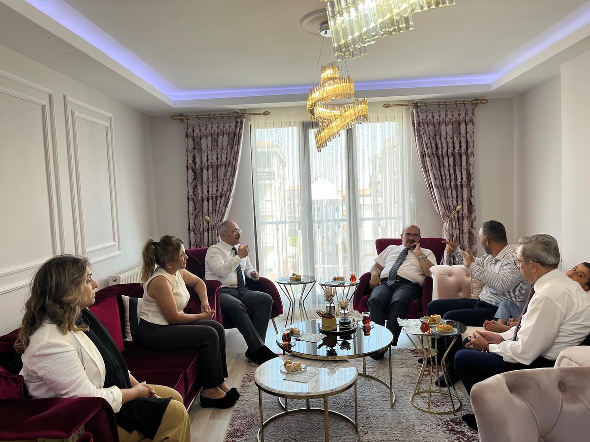 2025 #AileYılı kapsamında; 15 Temmuz Demokrasi ve Millî Birlik Günü vesilesiyle Valimiz Sayın İsmail USTAOĞLU ve İl Müdürümüz Sayın Emine BÖÇKÜN, 15 Temmuz Gazimiz Emrah YILMAZ’ı ve Kıymetli Ailesine Hane Ziyareti Gerçekleştirdi.