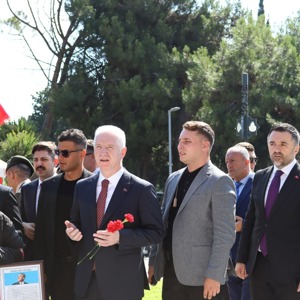 15 Temmuz Demokrasi ve Milli Birlik Günü Kapsamında İl Müdürümüz Sayın Ömer TURAN, Edirnekapı Şehitliğine Ziyarette Bulunarak Şehitlerimizi Dualarla Andı - fotoğraf 3