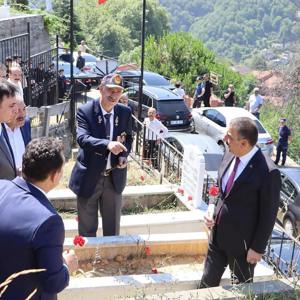 15 Temmuz Demokrasi ve Milli Birlik Gününü Anma Etkinlikleri Kapsamında Zonguldak Şehitliği ve Gaziler Kabristanlığı Ziyaret Edildi. - fotoğraf 7