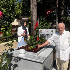 2025 #AileYılı kapsamında; 15 Temmuz Demokrasi ve Milli Birlik Günü vesilesiyle, Karesi Yaşlı Bakım ve Rehabilitasyon Merkezi Müdürlüğümüzdeki kıymetli büyüklerimiz, İl Müdürümüz Sayın Emine BÖÇKÜN ile birlikte Balıkesir Garnizon Şehitliği’ni ziyaret etti. - fotoğraf 2