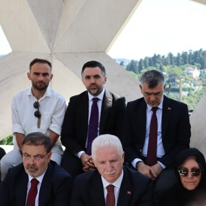 15 Temmuz Şehitler Anıtı’nı Ziyaret Ederek Aziz Şehitlerimizi Rahmetle Andı, Şehit Ailelerimiz ve Gazilerimizle Bir Araya Gelerek Onların Kıymetli Hatıralarına Ortak Oldu - fotoğraf 1