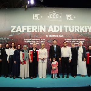 Valimiz Davut GÜL ve Eşi Gülden GÜL’ ün Ev Sahipliğinde, 15 Temmuz’un 9. Yıldönümünde Şehit Aileleri ve Gazilerimizin Onuruna Akşam Yemeği Düzenlendi - fotoğraf 5
