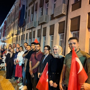 2025 #AileYılı kapsamında;15 Temmuz Demokrasi ve Millî Birlik Günü vesilesiyle, Valiliğimiz himayesinde düzenlenen anma programına, İl Müdürümüz Sayın Emine BÖÇKÜN ve Balıkesir Aile ve Sosyal Hizmetler İl Müdürlüğü ailesi olarak katılım sağladık. - fotoğraf 1