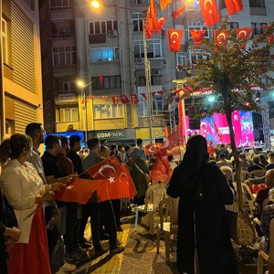 2025 #AileYılı kapsamında;15 Temmuz Demokrasi ve Millî Birlik Günü vesilesiyle, Valiliğimiz himayesinde düzenlenen anma programına, İl Müdürümüz Sayın Emine BÖÇKÜN ve Balıkesir Aile ve Sosyal Hizmetler İl Müdürlüğü ailesi olarak katılım sağladık. - fotoğraf 6