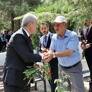 15 Temmuz Demokrasi ve Millî Birlik Günü dolayısıyla  Konya Şehitliği’ne yapılan ziyaretle aziz şehitlerimizin kabirlerine karanfiller bırakılarak Kur’an-ı Kerim tilavetiyle şehitlerimiz rahmetle ve minnetle yâd edildi - fotoğraf 2