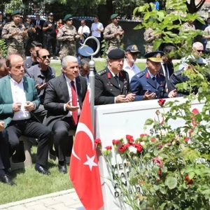 15 Temmuz Demokrasi ve Millî Birlik Günü dolayısıyla  Konya Şehitliği’ne yapılan ziyaretle aziz şehitlerimizin kabirlerine karanfiller bırakılarak Kur’an-ı Kerim tilavetiyle şehitlerimiz rahmetle ve minnetle yâd edildi - fotoğraf 4