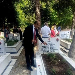 15 Temmuz Demokrasi ve Millî Birlik Günü dolayısıyla  Konya Şehitliği’ne yapılan ziyaretle aziz şehitlerimizin kabirlerine karanfiller bırakılarak Kur’an-ı Kerim tilavetiyle şehitlerimiz rahmetle ve minnetle yâd edildi - fotoğraf 5