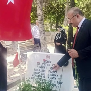15 Temmuz Demokrasi ve Millî Birlik Günü dolayısıyla  Konya Şehitliği’ne yapılan ziyaretle aziz şehitlerimizin kabirlerine karanfiller bırakılarak Kur’an-ı Kerim tilavetiyle şehitlerimiz rahmetle ve minnetle yâd edildi - fotoğraf 7