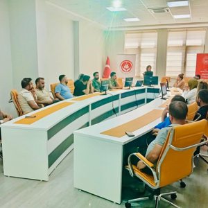 2025 aile yılı kapsamında Sosyal Yardımlaşma ve Dayanışma Vakfı personeline yönelik, kadına yönelik şiddetin farklı türleri, aile içi iletişimde sağlıklı yöntemler ve sahada etkili müdahale yollarının ele alındığı kapsamlı bir eğitim düzenlendi. - fotoğraf 1