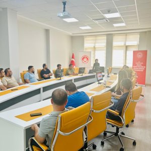 2025 aile yılı kapsamında Sosyal Yardımlaşma ve Dayanışma Vakfı personeline yönelik, kadına yönelik şiddetin farklı türleri, aile içi iletişimde sağlıklı yöntemler ve sahada etkili müdahale yollarının ele alındığı kapsamlı bir eğitim düzenlendi. - fotoğraf 2