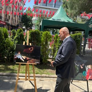 15 Temmuz Demokrasi ve Milli Birlik Günü  İl Müdürümüz Abdulbari AKSOY 15 Temmuz Gazilerimiz ile beraber Bingöl Valiliği koordinasyonunda günün anlam ve önemine binaen düzenlenen fotoğraf sergisine katılmışlardır. - fotoğraf 1