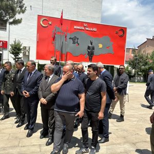 15 Temmuz Demokrasi ve Milli Birlik Günü  İl Müdürümüz Abdulbari AKSOY 15 Temmuz Gazilerimiz ile beraber Bingöl Valiliği koordinasyonunda günün anlam ve önemine binaen düzenlenen fotoğraf sergisine katılmışlardır. - fotoğraf 2