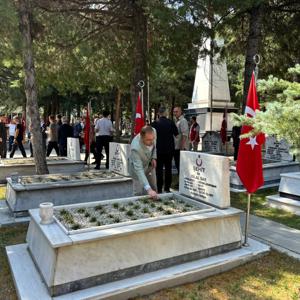 Şehitlerimizi Kabirleri Başında Dualar İle Andık - fotoğraf 2