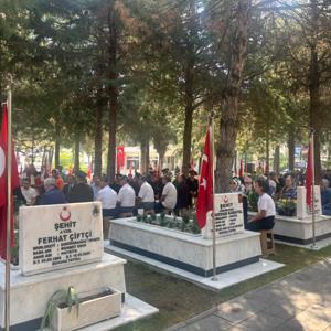 Şehitlerimizi Kabirleri Başında Dualar İle Andık - fotoğraf 4