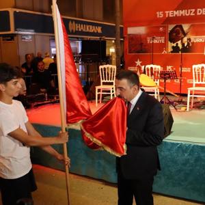 15 Temmuz Demokrasi ve Milli Birlik Gününü Anma Programları Kapsamında Zonguldak Madenci Anıtı Önünde Demokrasi Nöbeti Tutuldu. - fotoğraf 2