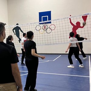 İl Müdürümüz Sayın Nurettin Kesler kuruluşlarımızda kalan gençlerimizle birlikte voleybol maçı yaptılar. - fotoğraf 1