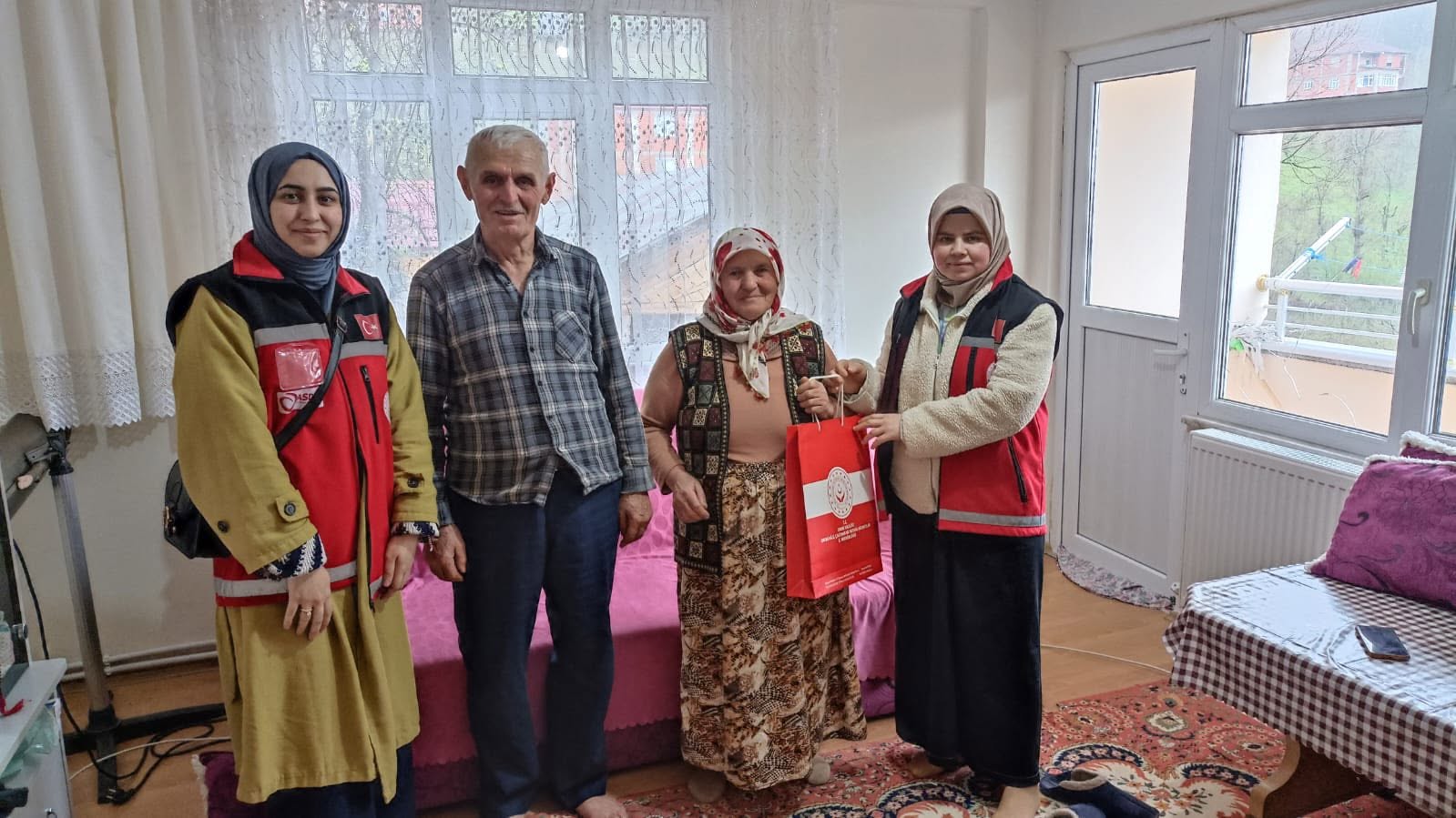Anneler Günü vesilesiyle Kabataş ve Fatsa ilçelerimizde Aziz şehitlerimizin emanetleri olan kıymetli anneleri personellerimizle ziyaret ederek, onların hayır dualarını aldık ve mübarek ellerini öptük.