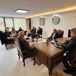 Ordu AK Parti İl Başkan Yardımcısı ve Sosyal Politikalar Başkanı Tayfun Yıldız, Engelli Koordinasyon Merkezi Başkanı Mehmet Aktaş ve beraberindeki heyet, Engelliler Haftası dolayısıyla Aile ve Sosyal Hizmetler İl Müdürü Harun Tan’ı makamında ziyaret etti. - fotoğraf 4