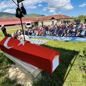 Kıbrıs Gazisi Temel Başbuğ, memleketi Aybastı ilçesi Küçükyaka Mahallesi’nde düzenlenen askeri törenle son yolculuğuna uğurlandı. - fotoğraf 1