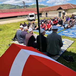Kıbrıs Gazisi Temel Başbuğ, memleketi Aybastı ilçesi Küçükyaka Mahallesi’nde düzenlenen askeri törenle son yolculuğuna uğurlandı. - fotoğraf 4