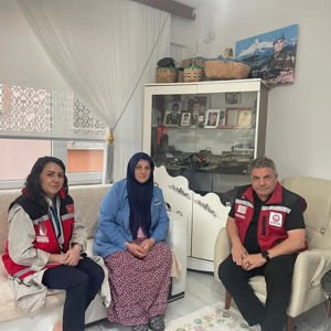 3 Mart 2016’da Bayrak-12 Operasyonu sırasında bölücü terör örgütüyle çıkan çatışmada şehit düşen Jandarma Uzman Çavuş Fatih Efiloğlu’nun kıymetli annesini ziyaret etti. - fotoğraf 1