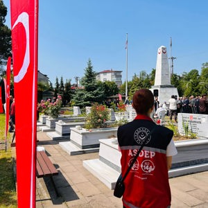İl Müdürümüz Harun Tan, Ordu Şehitliğinde Bayram Ziyaretine Katıldı - fotoğraf 2