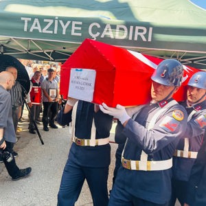 Korgan ilçemizde, 100 yaşında vefat eden Kore Gazisi Mustafa Çatmak, düzenlenen askeri törenle son yolculuğuna uğurlandı. - fotoğraf 5