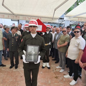Ünye ilçemizde, Kıbrıs Gazisi Emekli Kara Havacı Astsubay Kıdemli Başçavuş Şahin DEMİRCİ, düzenlenen askeri törenle son yolculuğuna uğurlandı. - fotoğraf 2