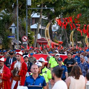 15 Temmuz Demokrasi ve Millî Birlik Günü'nde Omuz Omuza Yürüdük - fotoğraf 2