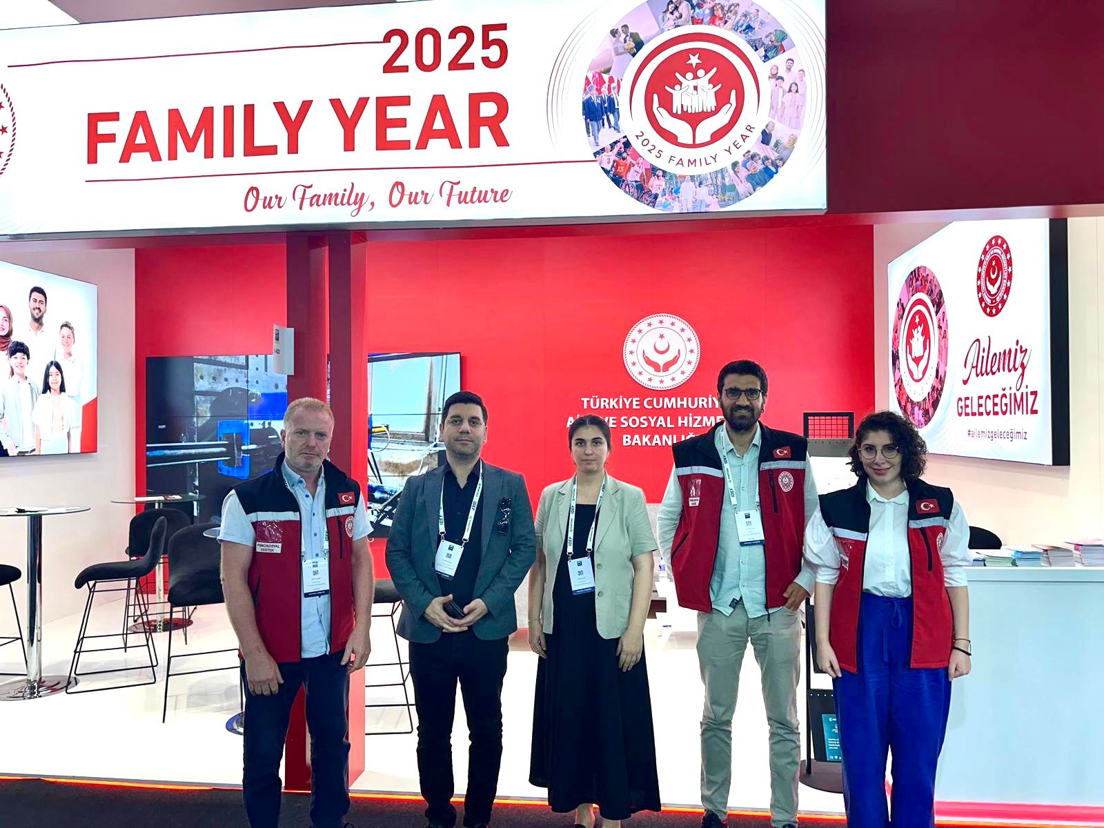 İDEF 2025 Fuarında Aile Yılı Kapsamında Demografik Dönüşüm ve Aile Odaklı Koruyucu Önleyici Sosyal Hizmet Modellerimize İlişkin Bilgilendirmede Bulunmaya Devam Ediyoruz