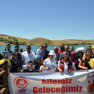 Akdağmadeni ve Saraykent ilçelerinde ikamet eden ailelerimizi Saraykent İlçesi'nin Millet Bahçesi'nde Saraykent Kaymakamı Mete Öztürk ve İl Müdürü Arif Topal ile buluştu. - fotoğraf 5