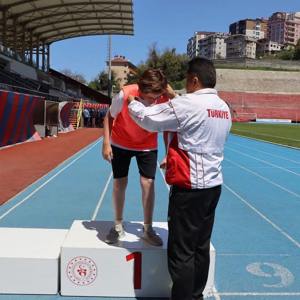 Devrek Engelsiz Yaşam Rehabilitasyon ve Aile Danışma Merkezi Müdürlüğümüzden Hizmet Almakta Olan Kızlarımız Atletizm ve Masa Tenisi Şampiyonalarında 5 Birincilik Madalyası Alarak Bizleri Gururlandırmışlardır. - fotoğraf 6
