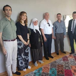 Kıbrıs Gazimiz Mustafa ÇEVİK ve Eşi Gülhizar Hanım, Hanelerinde Ziyaret Edilmiştir. - fotoğraf 1
