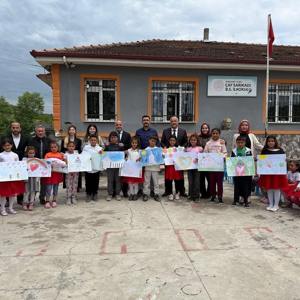 2025 Aile Yılı Etkinlikleri Kapsamında Müdürlüğümüze bağlı Alaplı Sosyal Hizmet Merkezi Tarafından Düzenlenen ‘Aile’ Temalı Resim Yarışması Gerçekleştirildi. - fotoğraf 1