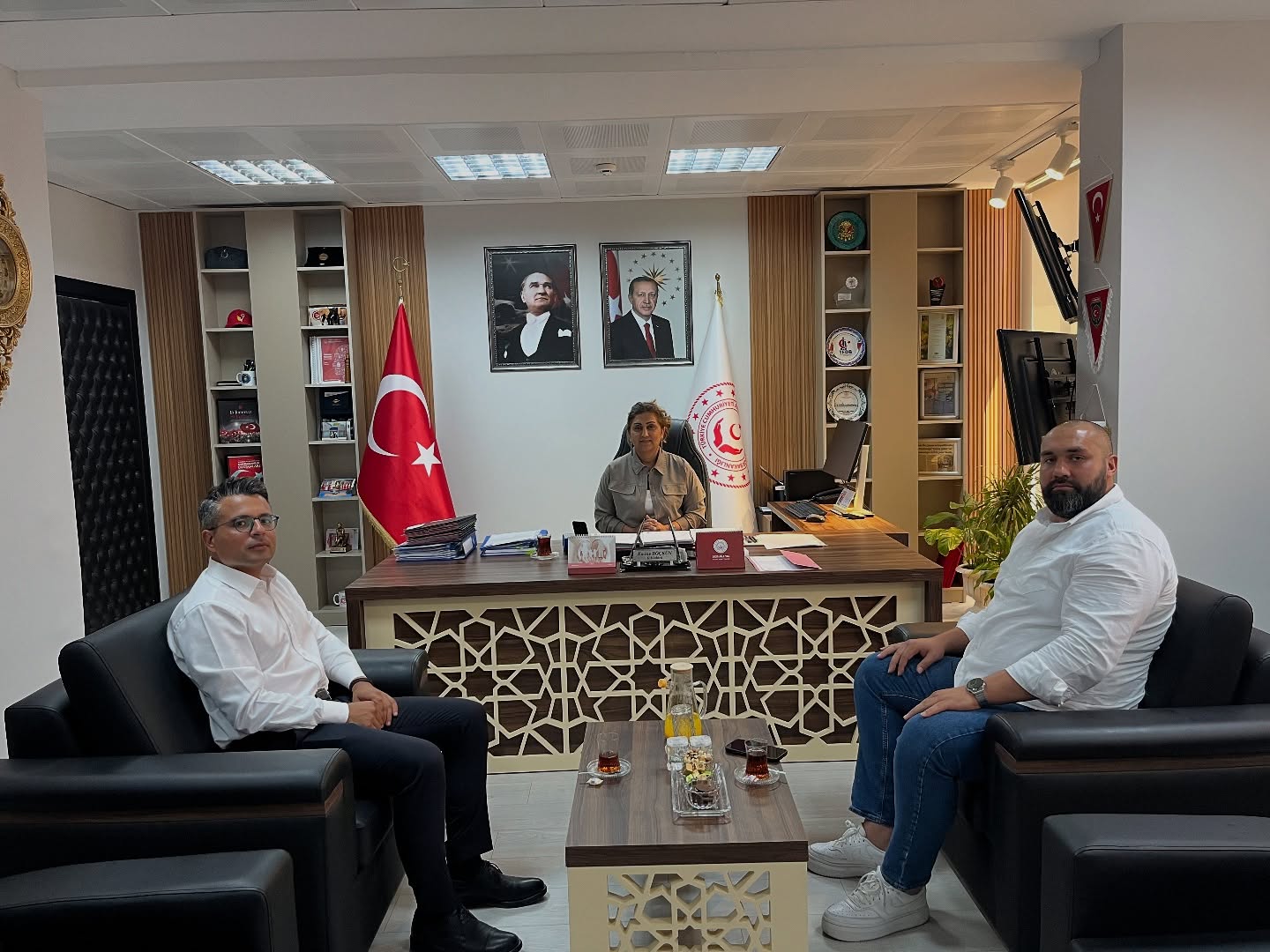 2025 #AileYılı kapsamında; YİKOB İdari ve Mali İşler Müdürü Sayın Emre BULUT ve Balıkesir Üniversitesi Öğr. Gör. Sayın Ali Eren DEMİREZEN, İl Müdürümüz Sayın Emine BÖÇKÜN’e Makamında Ziyaret Gerçekleştirdi.