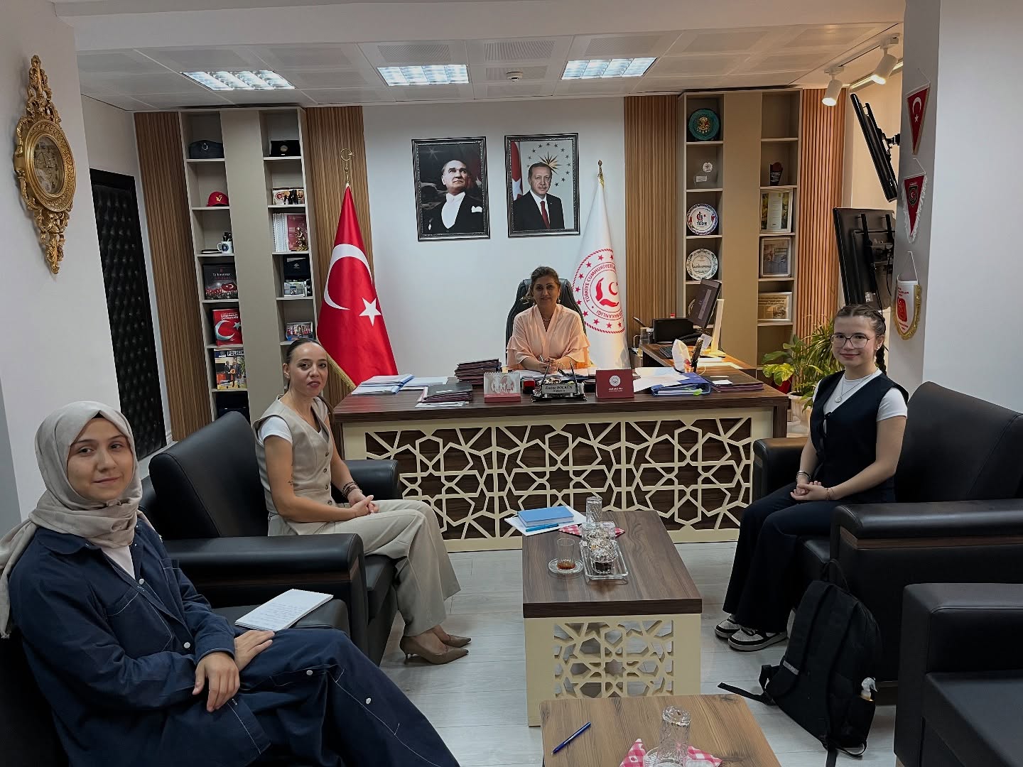 2025 #AileYılı kapsamında; Değerli Çalışma Arkadaşlarımız ve Çocuk Hakları Komite Eşbaşkanımız Eda Nur KARACA, İl Müdürümüz Sayın Emine BÖÇKÜN’ü Makamında Ziyaret Etti.