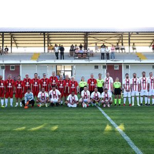 #15Temmuz Demokrasi ve Millî Birlik Günü etkinlikleri kapsamında, şehit aileleri, gaziler ve il protokolünün katılımıyla anlamlı bir futbol karşılaşması gerçekleştirildi. - fotoğraf 1